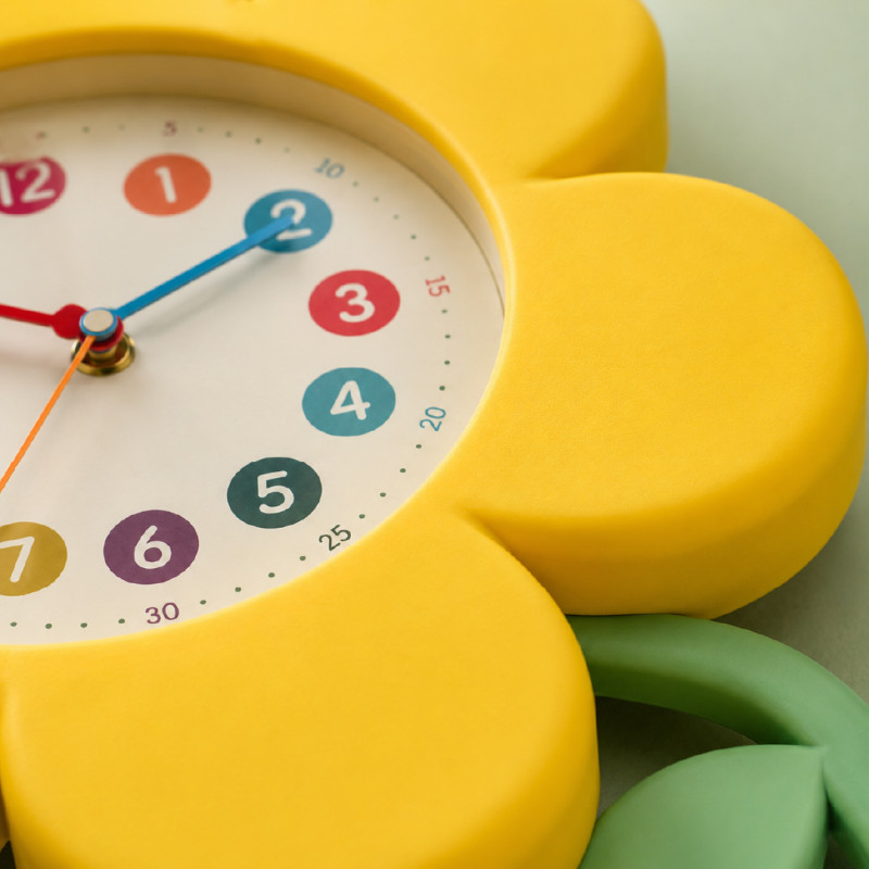 REGALWOVEN Flower-Shaped Wall Clock with a Yellow Design and Silent Movement – 32 x 40 cm